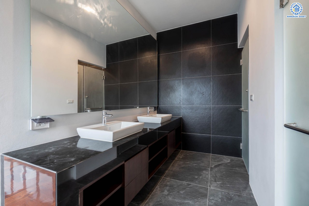 บ้านมือสองตกแต่งใหม่ ม.ซอย พหลโยธิน56 พหลโยธิน บ้านเดี่ยวหลังใหญ่ ภายในตกแต่งหรูหรา บนเนื้อที่เยอะถึง 98.60 ตร.ว. 3 ห้องนอน 3 ห้องน้ำ 2 ที่จอดรถ บรรยากาศเป็นส่วนตัว พร้อมมีสระน้ำในตัว บนพื้นที่กว่า 430 ตร.ม. บนทำเลที่ดี เชื่อมต่อถนน พหลโยธิน, ลำลูกกา, วิภาวดี-รังสิต เดินทางสะดวกใกล้รถไฟฟ้า สถานี "แยก คปอ, คูคต"